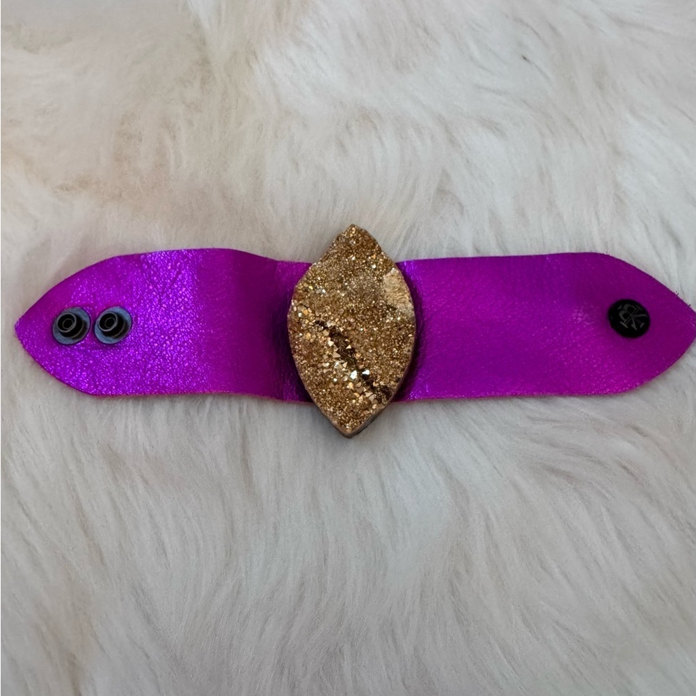 Pink leather bracelet with a gold druzy geode stone